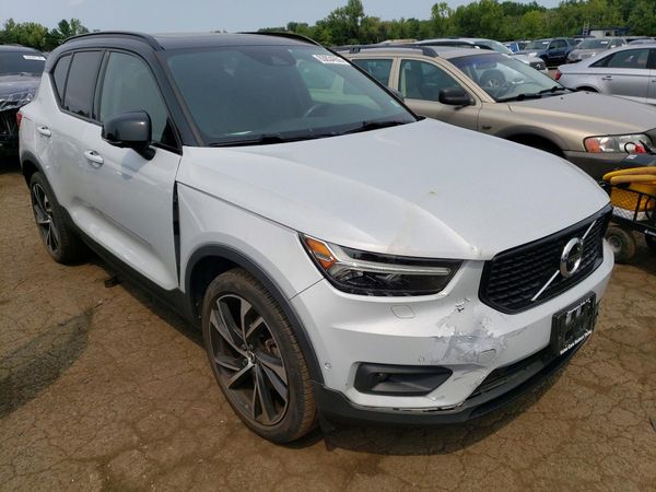 2021 VOLVO XC40 R-Design