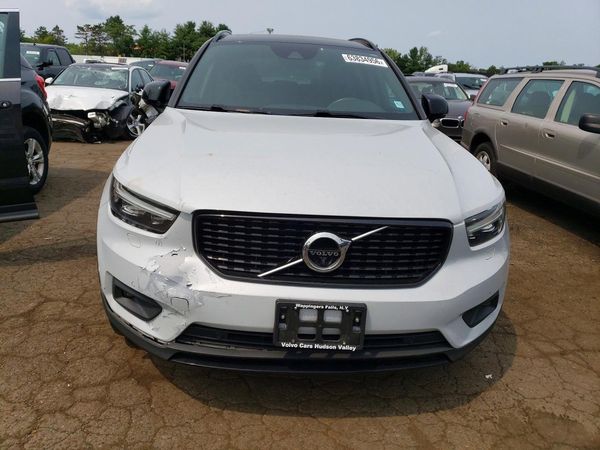 2021 VOLVO XC40 R-Design