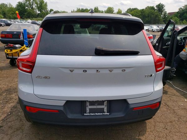 2021 VOLVO XC40 R-Design