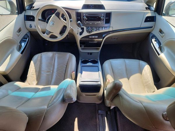 2014 TOYOTA SIENNA