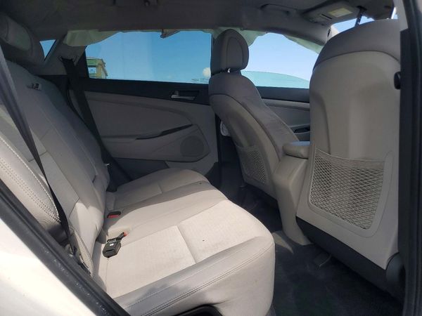2017 HYUNDAI TUCSON SE (no options)