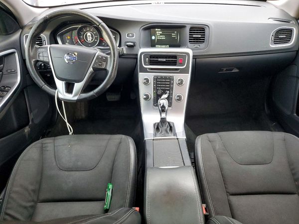 2017 VOLVO V60 Base