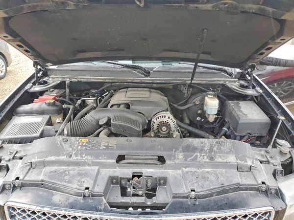 2013 CHEVROLET TAHOE LTZ — Engine bay