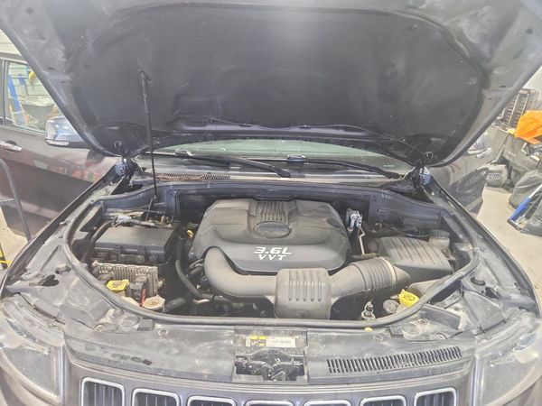 2014 JEEP CHEROKEE Limited — Engine bay
