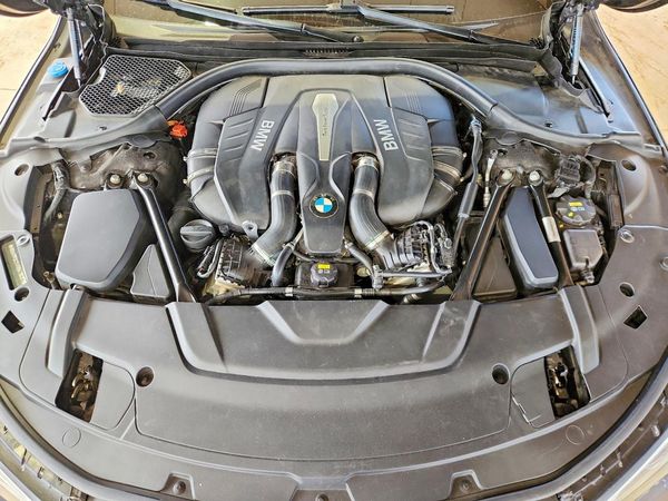 2016 BMW 750