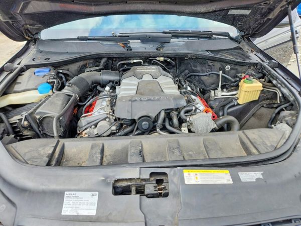 2015 AUDI Q7 Premium Plus — Engine bay