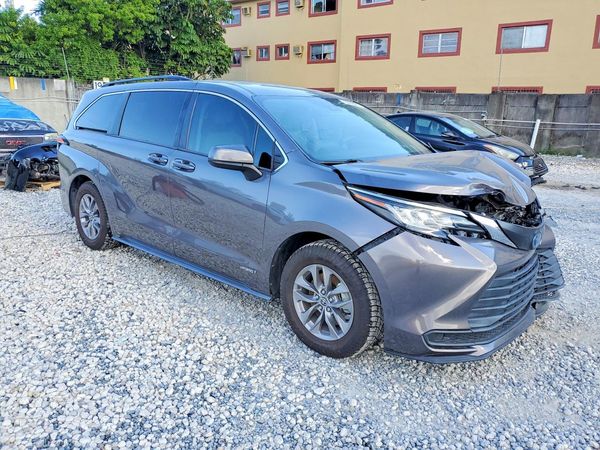 2021 TOYOTA SIENNA LE