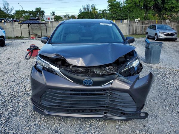 2021 TOYOTA SIENNA LE