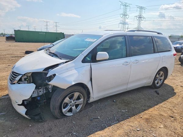2013 TOYOTA SIENNA — Front 3/4