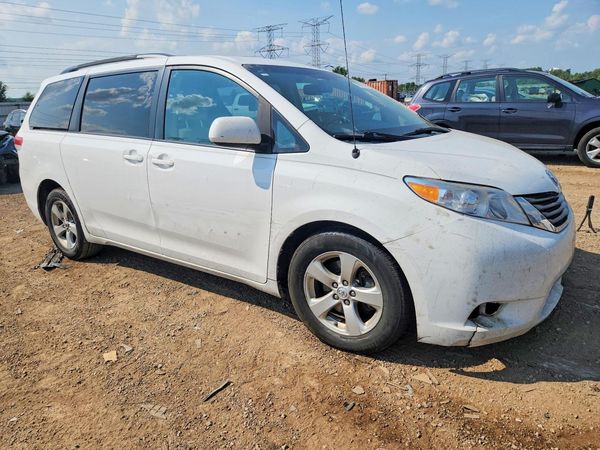 2013 TOYOTA SIENNA — Passenger 3/4