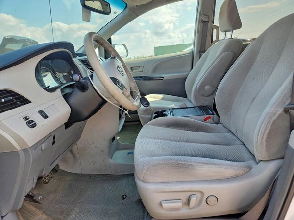 2013 TOYOTA SIENNA — DENT