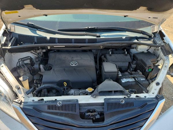 2013 TOYOTA SIENNA — Engine bay