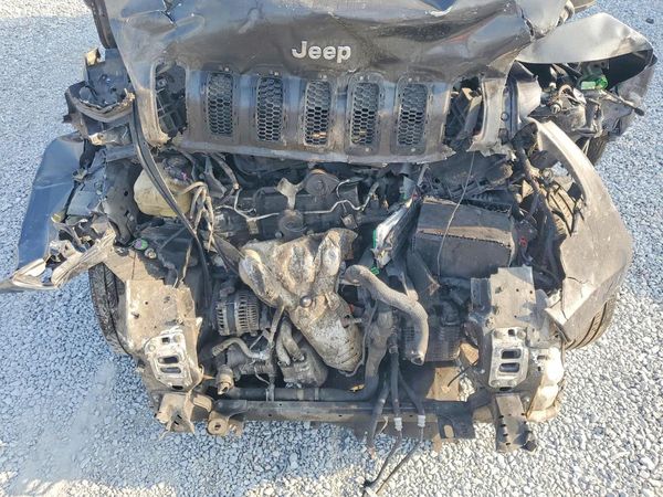 2017 JEEP CHEROKEE Limited — Engine bay
