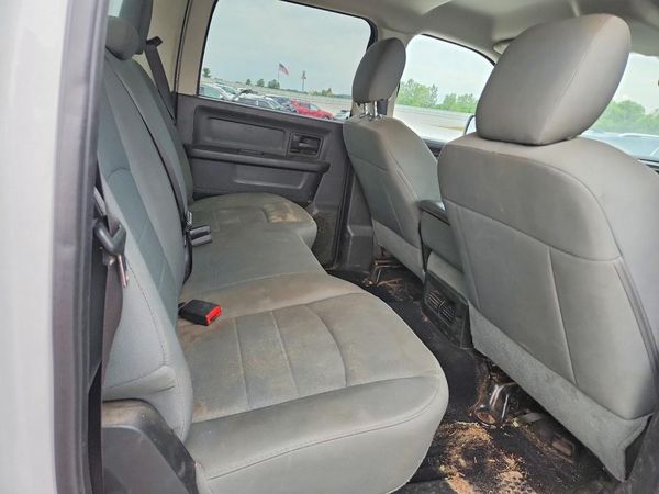2015 RAM 1500 ST CREW CAB 4X4