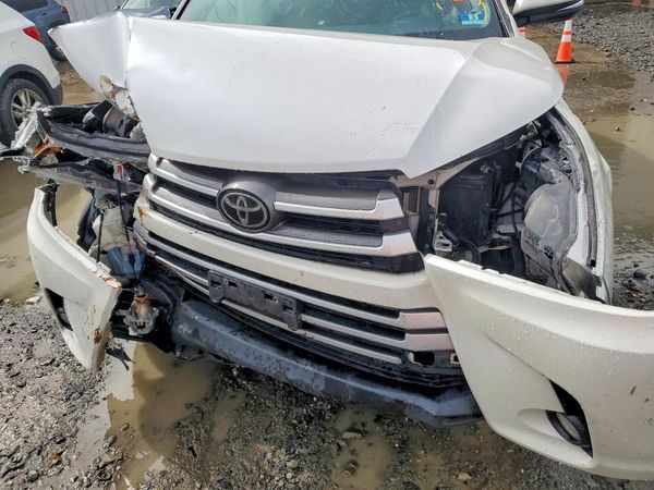 2018 TOYOTA HIGHLANDER SE/XLE — Engine bay