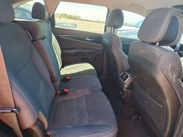 2016 KIA SORENTO L / LX
