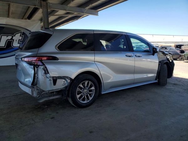 2022 TOYOTA SIENNA LE
