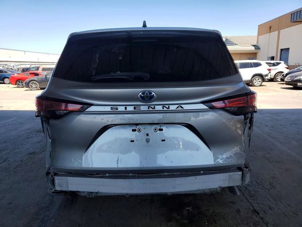 2022 TOYOTA SIENNA LE