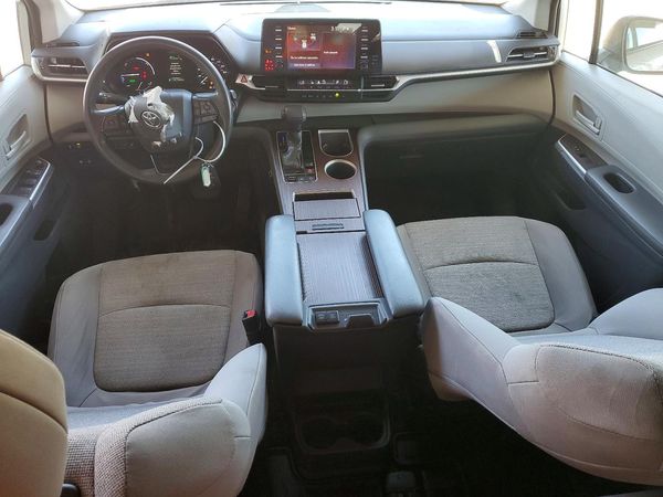 2022 TOYOTA SIENNA LE