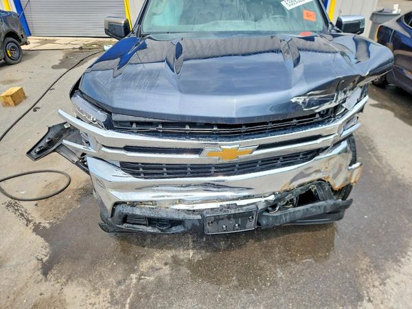 2022 CHEVROLET SILVERADO LT — Engine bay