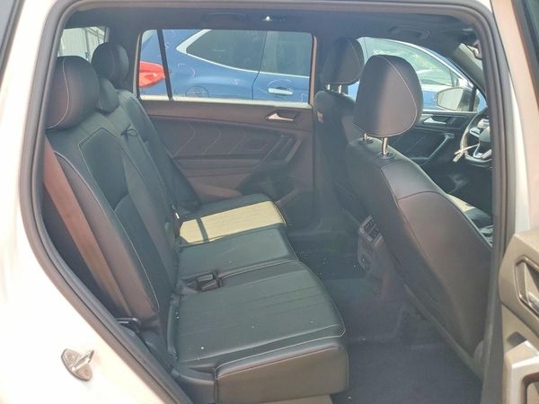 2022 VOLKSWAGEN TIGUAN 4Motion SE R-Line Black