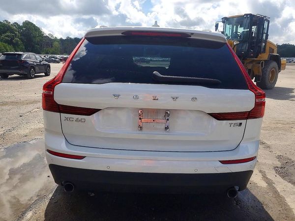 2021 VOLVO XC60 Momentum