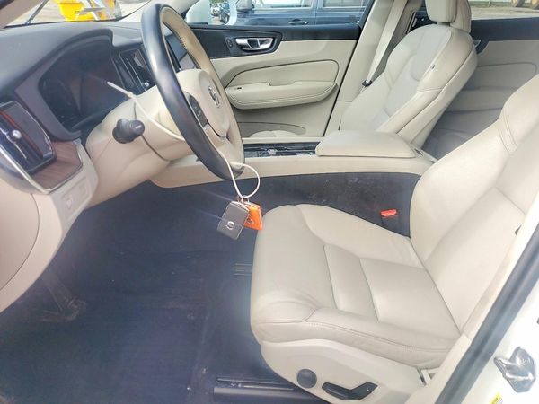 2021 VOLVO XC60 Momentum