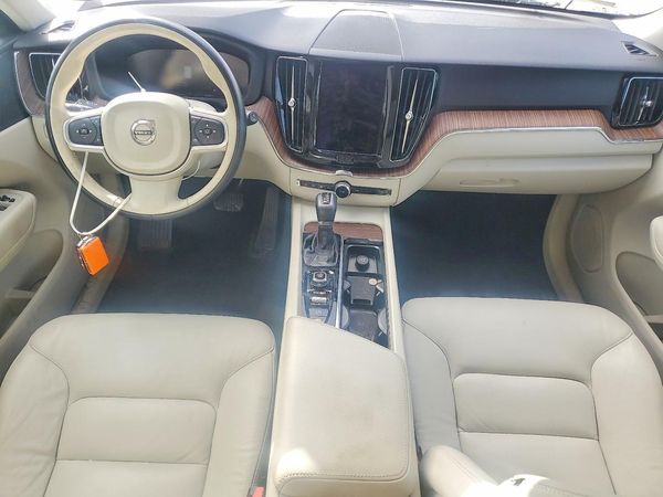2021 VOLVO XC60 Momentum
