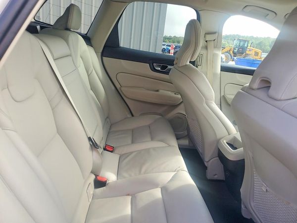2021 VOLVO XC60 Momentum