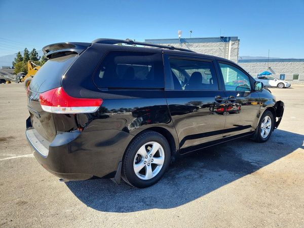2013 TOYOTA SIENNA