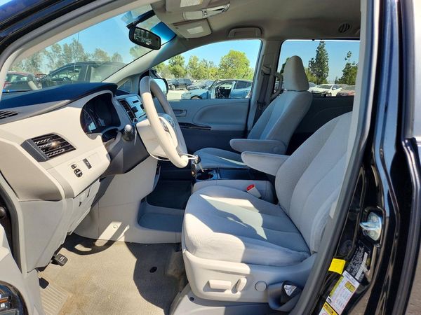 2013 TOYOTA SIENNA