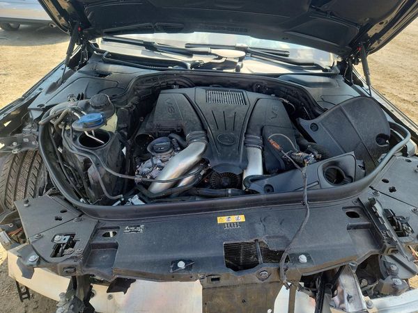 2015 MERCEDES-BENZ S-CLASS S550 — Engine bay