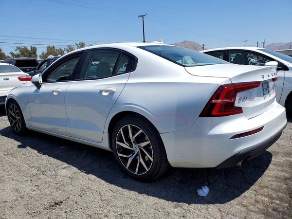 2020 VOLVO S60 Momentum