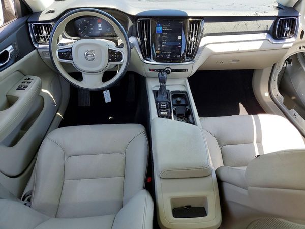 2020 VOLVO S60 Momentum