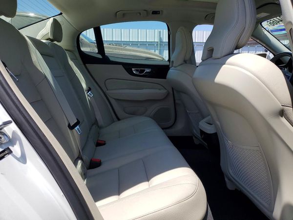 2020 VOLVO S60 Momentum