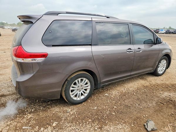 2013 TOYOTA SIENNA