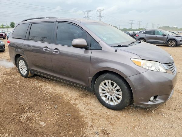2013 TOYOTA SIENNA