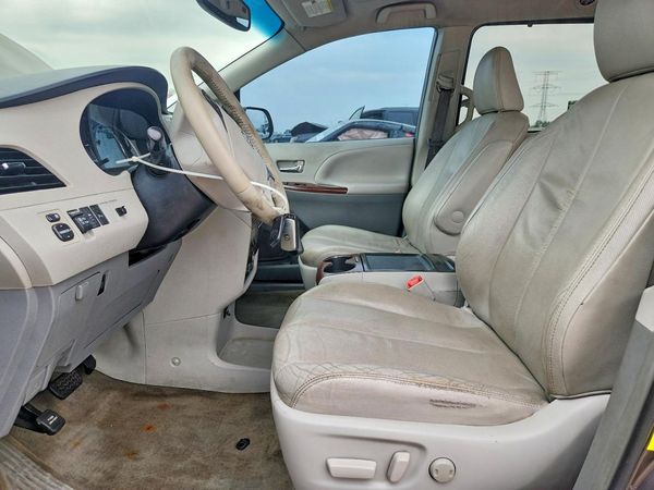 2013 TOYOTA SIENNA