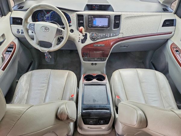 2013 TOYOTA SIENNA
