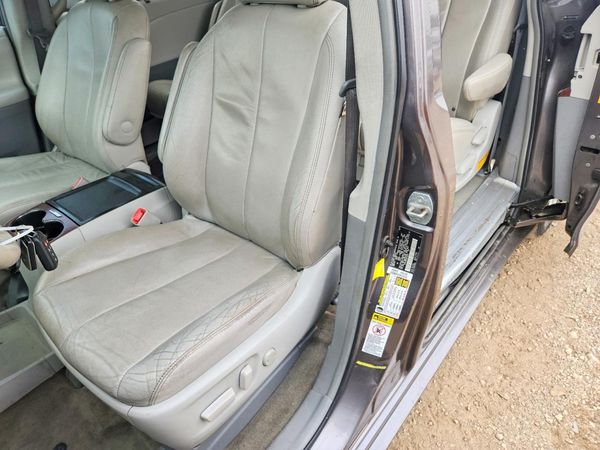 2013 TOYOTA SIENNA