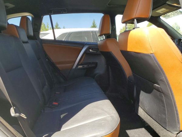 2018 TOYOTA RAV4 SE
