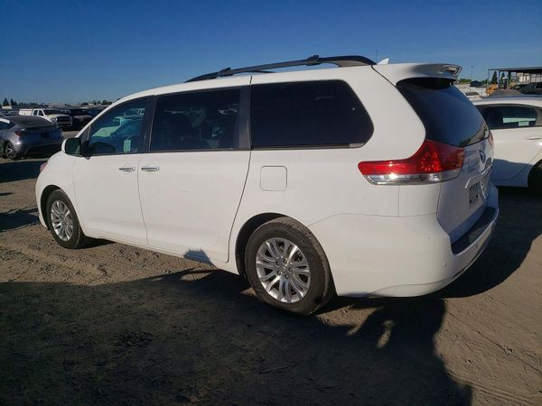 2014 TOYOTA SIENNA