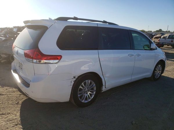2014 TOYOTA SIENNA
