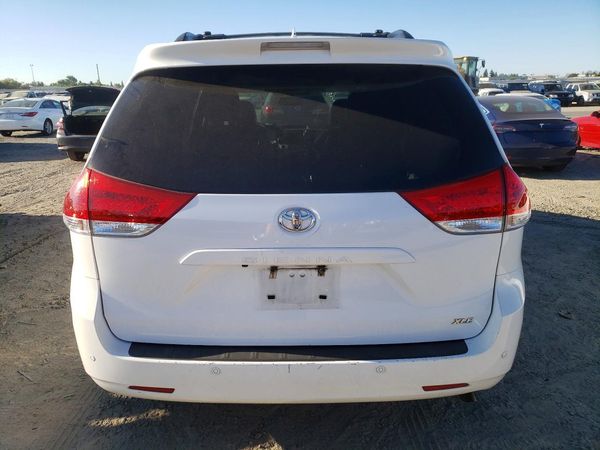 2014 TOYOTA SIENNA