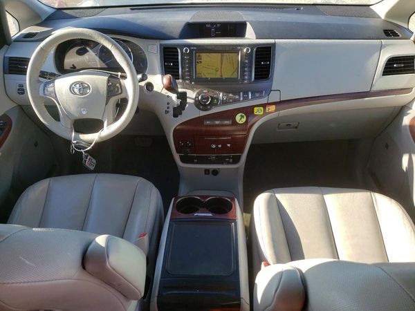 2014 TOYOTA SIENNA
