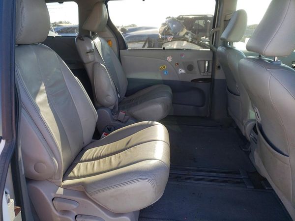 2014 TOYOTA SIENNA