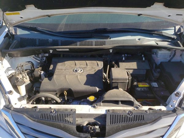 2014 TOYOTA SIENNA