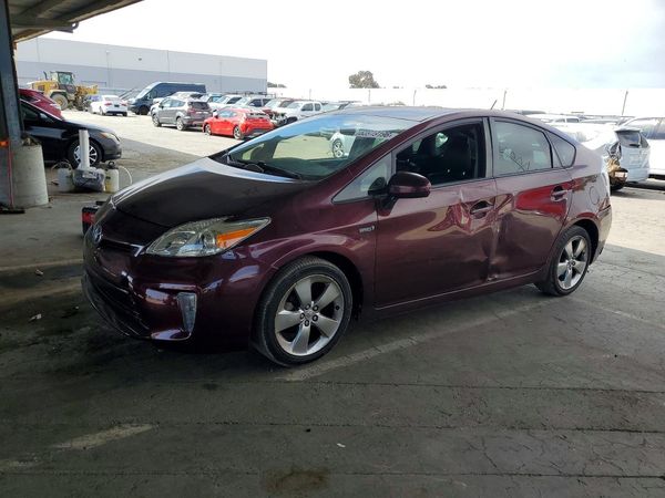 2013 TOYOTA PRIUS — Front 3/4