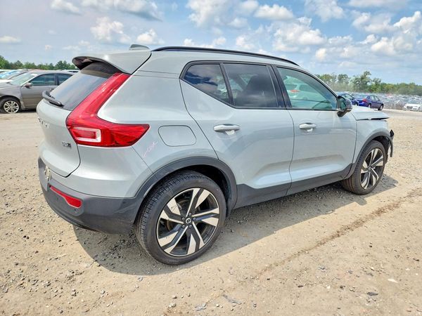 2024 VOLVO XC40 Ultimate Dark