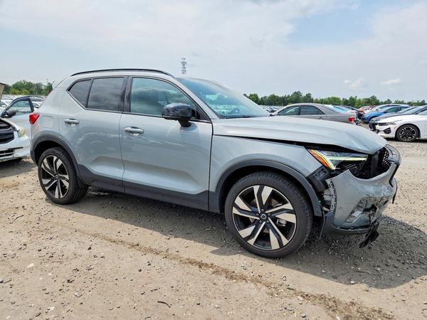 2024 VOLVO XC40 Ultimate Dark
